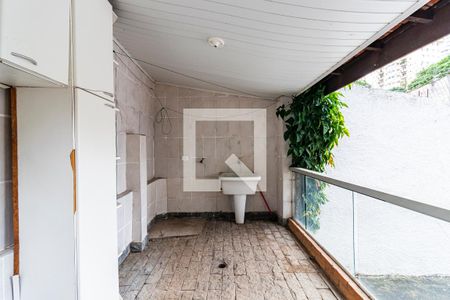 Casa à venda com 600m², 4 quartos e 8 vagasFundos - Área de Serviço