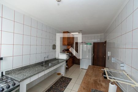 Casa à venda com 420m², 4 quartos e 4 vagas Casa à venda com 420m², 4 quartos e 4 vagasCozinha