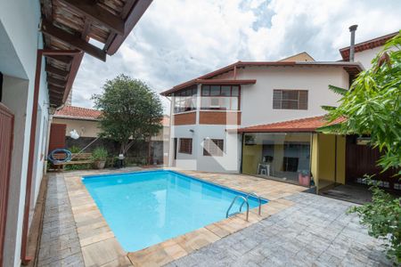 Casa à venda com 420m², 4 quartos e 4 vagas Casa à venda com 420m², 4 quartos e 4 vagasPiscina