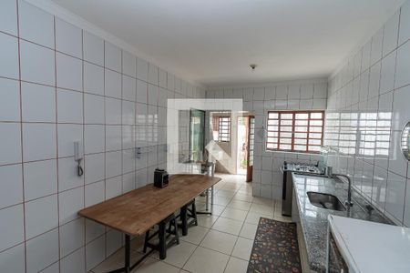 Casa à venda com 420m², 4 quartos e 4 vagas Casa à venda com 420m², 4 quartos e 4 vagasCozinha