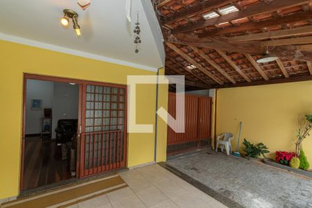Casa à venda com 420m², 4 quartos e 4 vagas Casa à venda com 420m², 4 quartos e 4 vagasVaranda