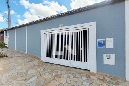 Casa à venda com 200m², 3 quartos e 3 vagas Casa à venda com 200m², 3 quartos e 3 vagasFachada