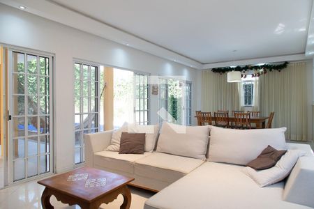 Sala  de casa de condomínio para alugar com 5 quartos, 560m² em Vargem Pequena, Rio de Janeiro