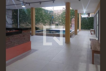 Casa de condomínio à venda com 560m², 5 quartos e 3 vagasÁrea externa - piscina 