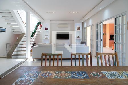 Casa de condomínio à venda com 560m², 5 quartos e 3 vagasSala 