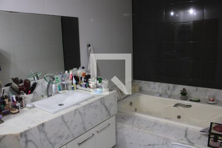 Apartamento à venda com 300m², 4 quartos e 3 vagasBanheiro da Suíte 2