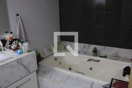 Apartamento à venda com 300m², 4 quartos e 3 vagasBanheiro da Suíte 2