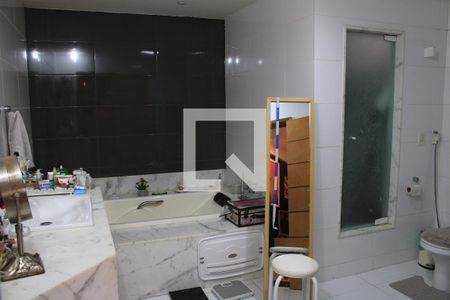 Apartamento à venda com 300m², 4 quartos e 3 vagasBanheiro da Suíte 2