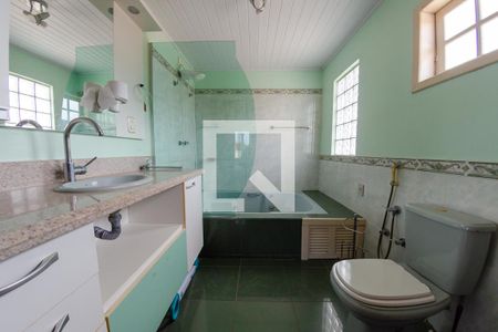 Casa para alugar com 450m², 5 quartos e 8 vagasBanheiro da suíte 5
