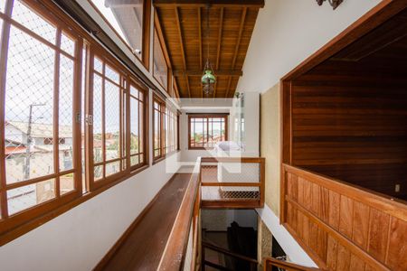 Casa para alugar com 450m², 5 quartos e 8 vagasEscada
