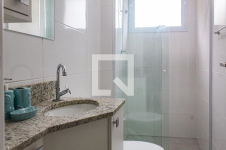 Banheiro de apartamento para alugar com 2 quartos, 55m² em Parque Enseada, Guarujá