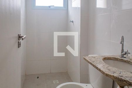 Banheiro de apartamento para alugar com 2 quartos, 52m² em Parque Enseada, Guarujá