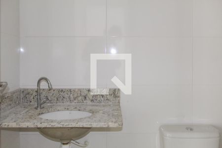 Banheiro de apartamento para alugar com 2 quartos, 52m² em Parque Enseada, Guarujá