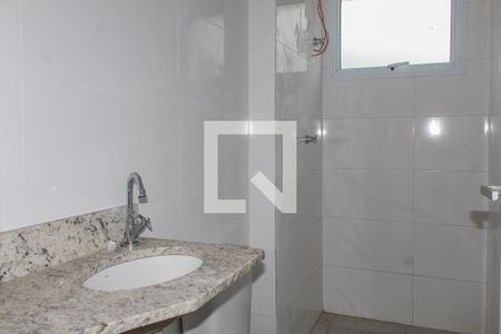 Banheiro de apartamento para alugar com 2 quartos, 52m² em Parque Enseada, Guarujá
