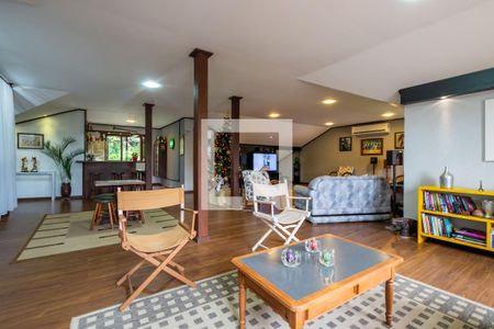 Casa à venda com 330m², 4 quartos e 5 vagas Casa à venda com 330m², 4 quartos e 5 vagasSótão