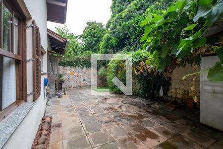 Casa à venda com 330m², 4 quartos e 5 vagas Casa à venda com 330m², 4 quartos e 5 vagasQuintal