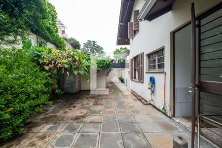 Casa à venda com 330m², 4 quartos e 5 vagas Casa à venda com 330m², 4 quartos e 5 vagasQuintal