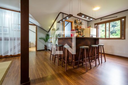 Casa à venda com 330m², 4 quartos e 5 vagas Casa à venda com 330m², 4 quartos e 5 vagasSótão