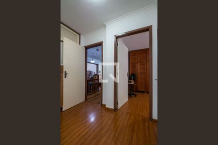 Casa à venda com 330m², 4 quartos e 5 vagas Casa à venda com 330m², 4 quartos e 5 vagasCorredor