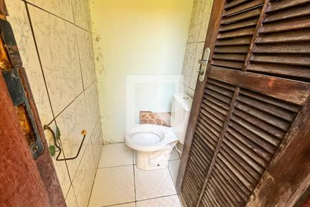 Banheiro de serviço de casa para alugar com 3 quartos, 150m² em Parque Maria Helena, Suzano