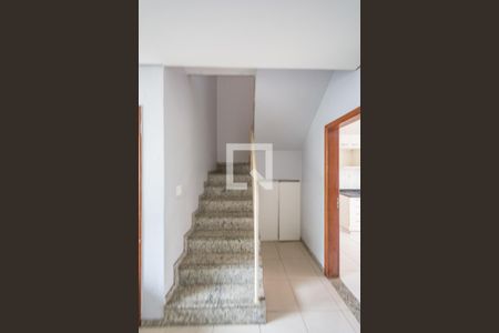 Escada de casa à venda com 3 quartos, 82m² em Glória, Belo Horizonte
