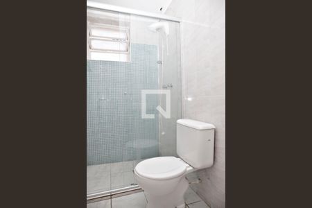 Banheiro de apartamento para alugar com 1 quarto, 38m² em Passo da Areia, Porto Alegre