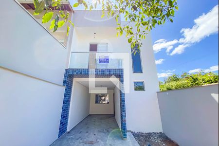 Casa de condomínio à venda com 200m², 4 quartos e 3 vagasFachada