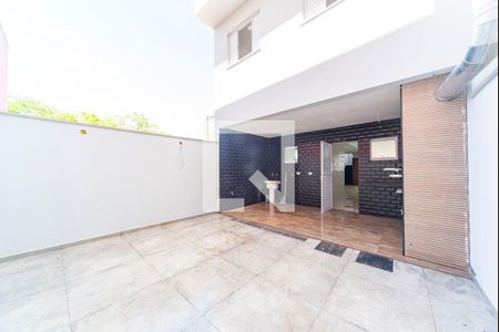 Casa de condomínio à venda com 200m², 4 quartos e 3 vagasQuintal Fundos