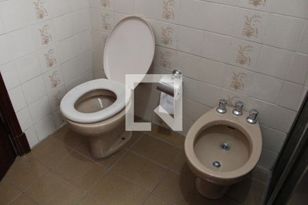 Casa à venda com 240m², 2 quartos e 2 vagasBanheiro 