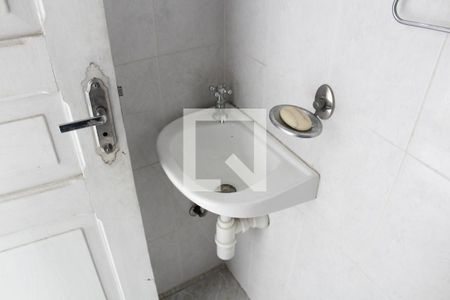 Casa à venda com 240m², 2 quartos e 2 vagasBanheiro de serviço 