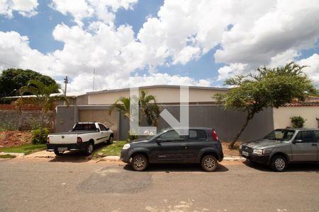 Casa para alugar com 220m², 3 quartos e 4 vagasFachada