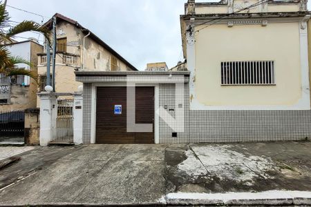 Casa à venda com 270m², 3 quartos e 5 vagas Casa à venda com 270m², 3 quartos e 5 vagasFachada