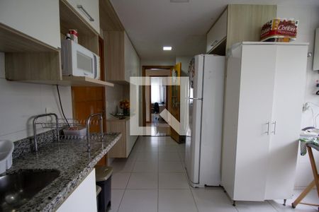 Apartamento à venda com 200m², 4 quartos e 3 vagas Apartamento à venda com 200m², 4 quartos e 3 vagasCozinha e Área de Serviço