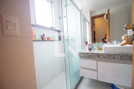 Apartamento à venda com 200m², 4 quartos e 3 vagas Apartamento à venda com 200m², 4 quartos e 3 vagasBanheiro da Suíte 1