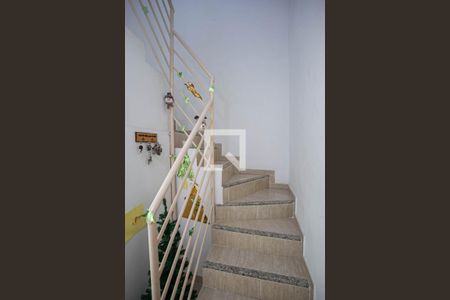 Apartamento à venda com 101m², 2 quartos e 2 vagasEscada