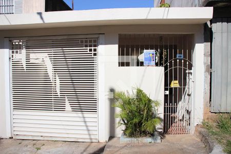 Casa à venda com 200m², 2 quartos e 2 vagasFrente casa
