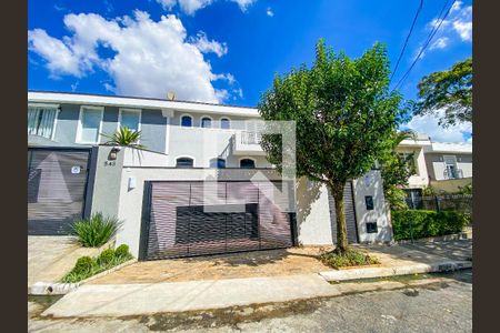 Casa para alugar com 650m², 5 quartos e 4 vagas Casa para alugar com 650m², 5 quartos e 4 vagasFachada