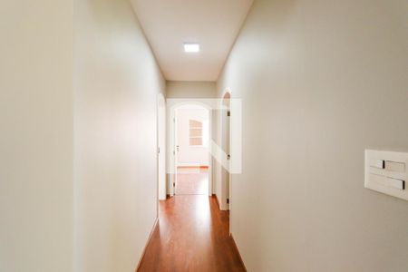 Casa para alugar com 650m², 5 quartos e 4 vagas Casa para alugar com 650m², 5 quartos e 4 vagasCorredor