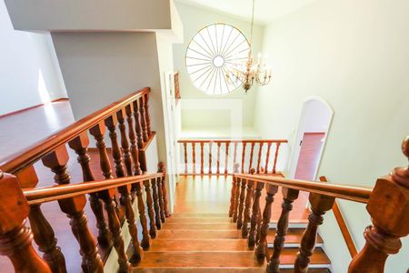 Casa para alugar com 650m², 5 quartos e 4 vagas Casa para alugar com 650m², 5 quartos e 4 vagasEscadas