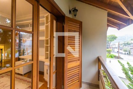 Casa à venda com 407m², 3 quartos e 4 vagas Casa à venda com 407m², 3 quartos e 4 vagasSacada do Quarto 4