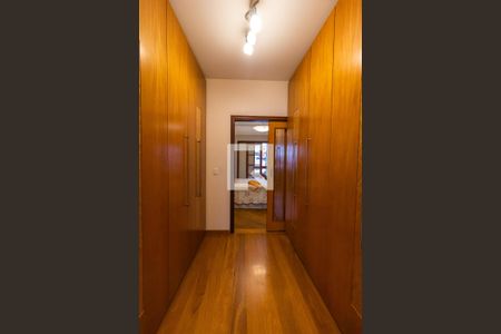 Casa à venda com 407m², 3 quartos e 4 vagas Casa à venda com 407m², 3 quartos e 4 vagasCloset