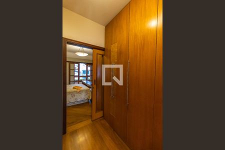 Casa à venda com 407m², 3 quartos e 4 vagas Casa à venda com 407m², 3 quartos e 4 vagasCloset