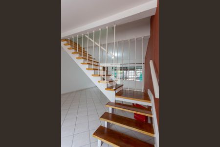 Casa à venda com 130m², 3 quartos e 2 vagas Casa à venda com 130m², 3 quartos e 2 vagasEscadas