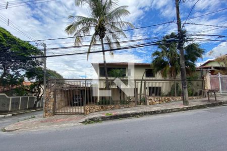 Casa à venda com 285m², 4 quartos e 4 vagas