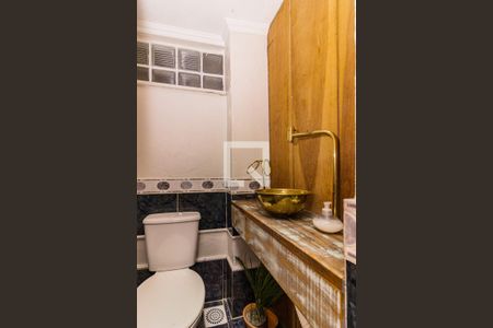 Casa à venda com 350m², 5 quartos e 4 vagas Casa à venda com 350m², 5 quartos e 4 vagasBanheiro