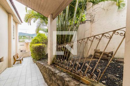 Casa à venda com 350m², 5 quartos e 4 vagas Casa à venda com 350m², 5 quartos e 4 vagasQuintal