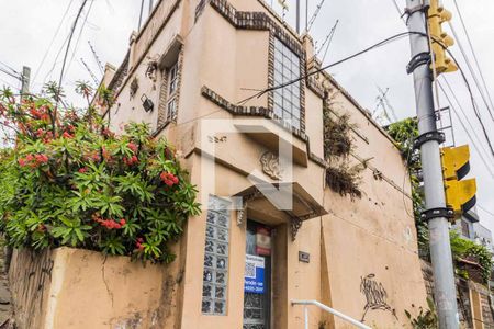 Casa à venda com 350m², 5 quartos e 4 vagas Casa à venda com 350m², 5 quartos e 4 vagasFachada
