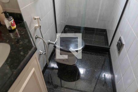 Casa à venda com 350m², 4 quartos e 6 vagasBanheiro da Suíte 2