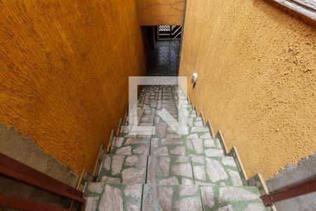 Casa à venda com 250m², 3 quartos e 2 vagas Casa à venda com 250m², 3 quartos e 2 vagasEscada