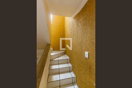 Casa à venda com 250m², 3 quartos e 2 vagas Casa à venda com 250m², 3 quartos e 2 vagasEscada